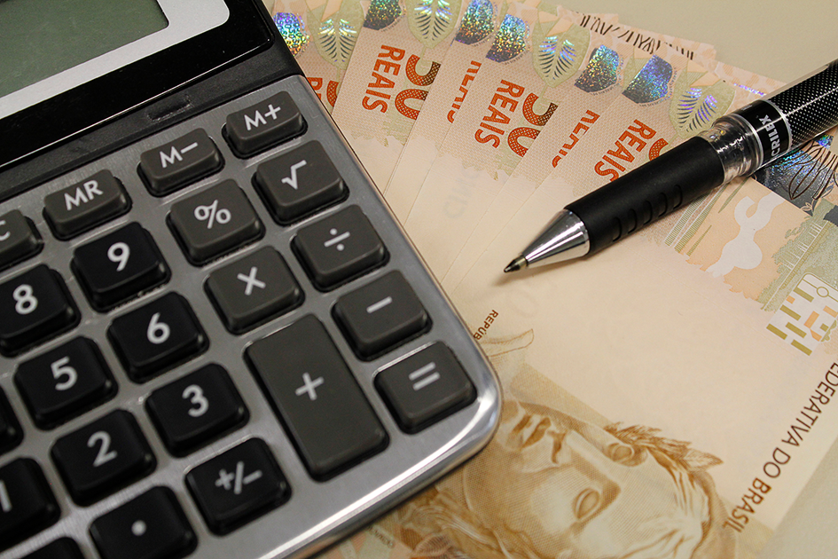 dinheiro_calculadora-economia-infla----o-ebc